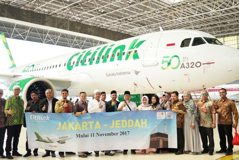 Ketua Asphurindo Syam Resfiadi ketika meninjau fasiitas pesawat Air Bus A230 Neo, di Bandara Sukarno Hatta, Jakarta, (27/10)..