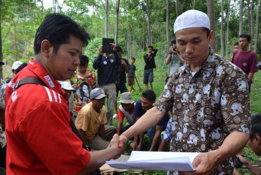 Ketua AXIC Cabang Bekasi secara simbolis memberikan hewan kurban.