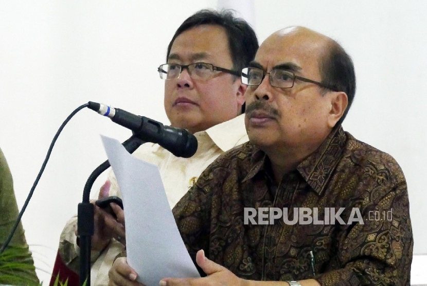 Ketua Badan amil Zakat Nasional (BAZNAS) Bambang Sudibyo (kanan) didampingi Menteri PPN / Kepala Badan Perencanaan Pembangunan Nasional (BAPPENAS) Bambang Brojonegoro.