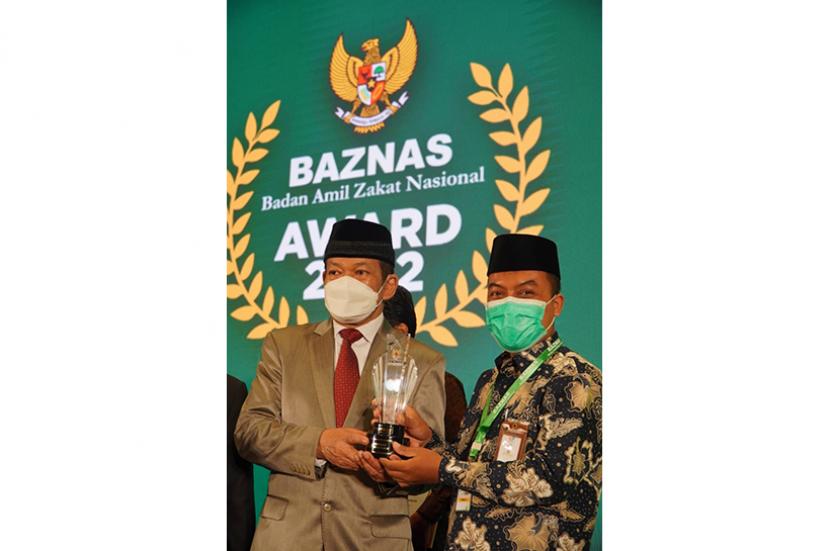 Ketua Badan Amil Zakat Nasional (Baznas) RI, KH Noor Achmad, saat menyerahkan penghargaan Baznas Award kepada Direktur Utama Lembaga Amil Zakat (LAZ) Solopeduli Sidik Anshori, Senin (17/1). 