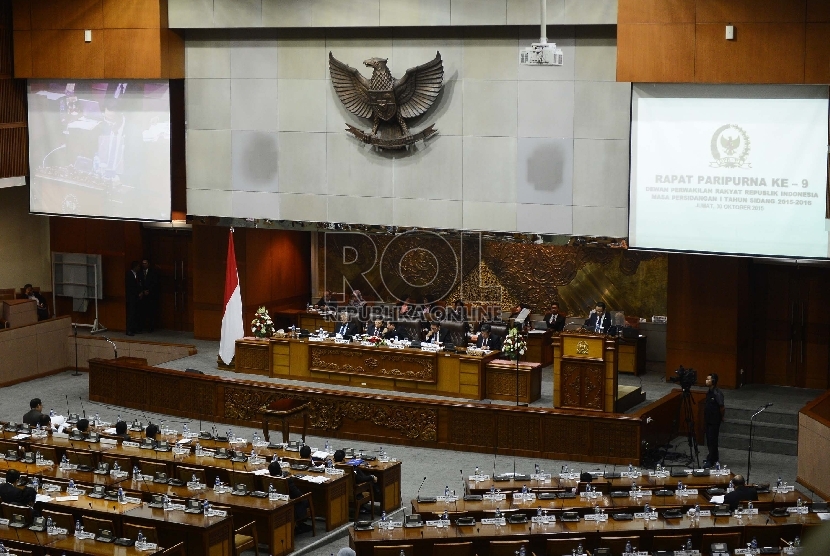   Ketua Badan Anggaran DPR Ahmadi Noor Supit memberikan draft RUU APBN kepada Ketua Rapat Paripurna Taufik Kurniawan saat Rapat Paripurna Ke-9 di Kompleks Parlemen, Jakarta, Jumat (30/10). (Republika/Raisan Al Farisi)