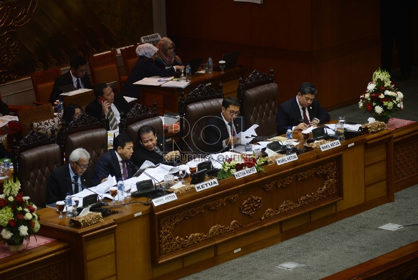   Ketua Badan Anggaran DPR Ahmadi Noor Supit memberikan draft RUU APBN kepada Ketua Rapat Paripurna Taufik Kurniawan saat Rapat Paripurna Ke-9 di Kompleks Parlemen, Jakarta, Jumat (30/10). (Republika/Raisan Al Farisi)