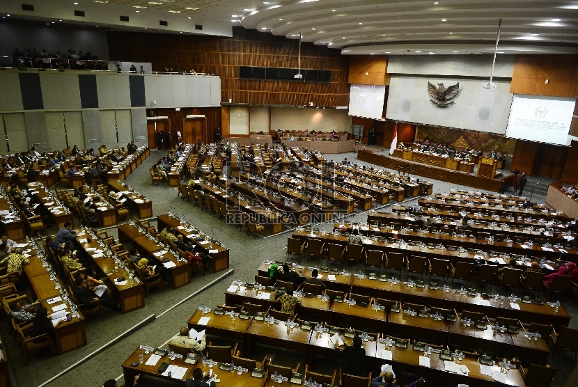  Ketua Badan Anggaran DPR Ahmadi Noor Supit memberikan draft RUU APBN kepada Ketua Rapat Paripurna Taufik Kurniawan saat Rapat Paripurna Ke-9 di Kompleks Parlemen, Jakarta, Jumat (30/10).  (Republika/Raisan Al Farisi)