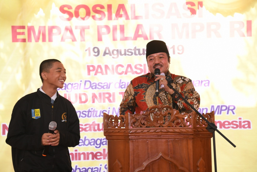 Ketua Badan Anggaran MPR yang juga Sekretaris Fraksi Partai Golkar MPR RI Idris Laena lakukan Sosialisasi Empat Pilar MPR di SMAN 15 Jakarta Utara.