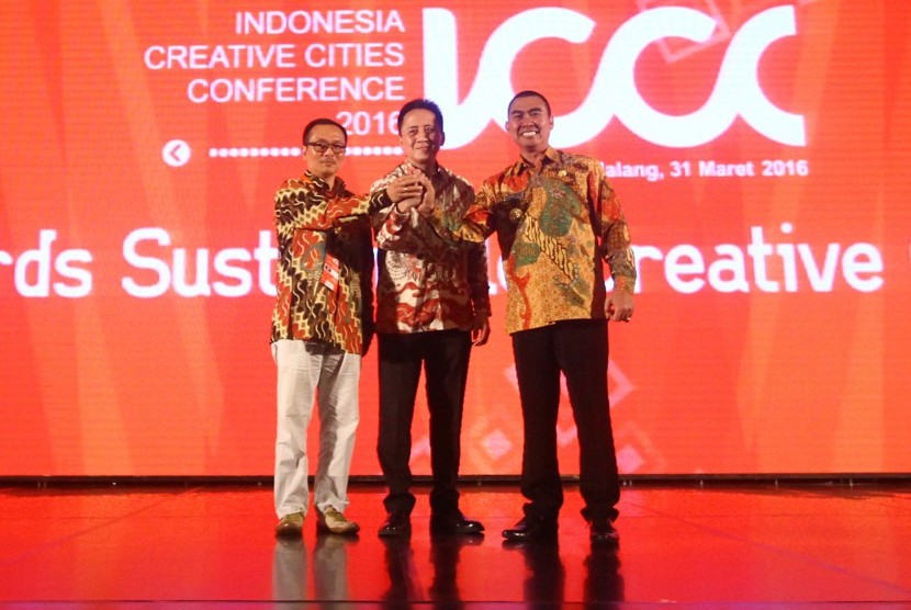 Ketua Badan Ekonomi Kreatif Indonesia (Bekraf) Triawan Munaf (tengah) didampingi Walikota Malang Moch Anton (kanan) dan Ketua Indonesia Creatif Cities Network (ICCN) Paulus Mintarga (kiri) membuka Indonesian Creative Cities Conference (ICCC) 2016 di Malang