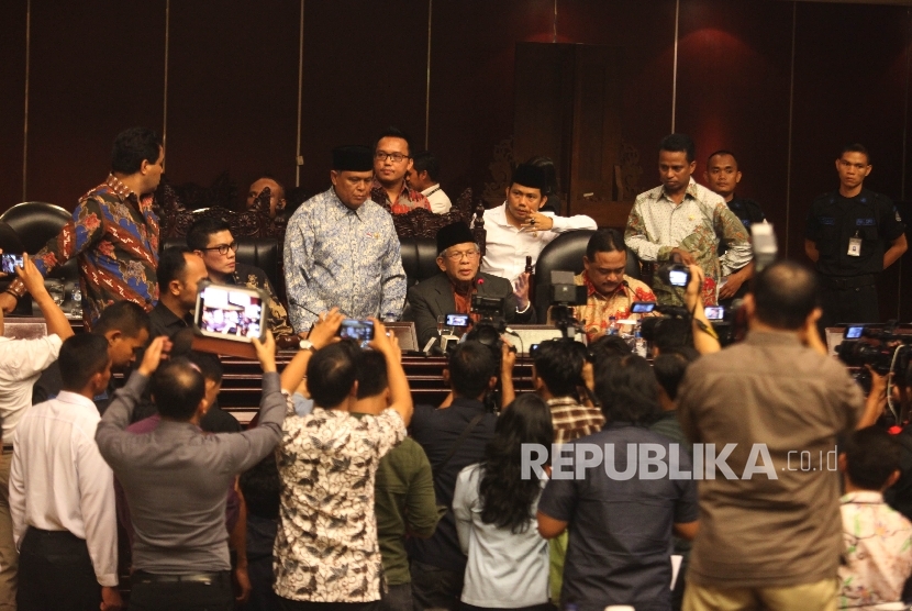 Ketua Badan Kehormatan (BK) DPD A.M Fatwa bersama sejumlah anggota DPD memberikan keterangan pers usai berlangsungnya rapat paripurna penutupan masa sidang di Kompleks Parlemen, Senayan, Jakarta, Kamis (17/3). 