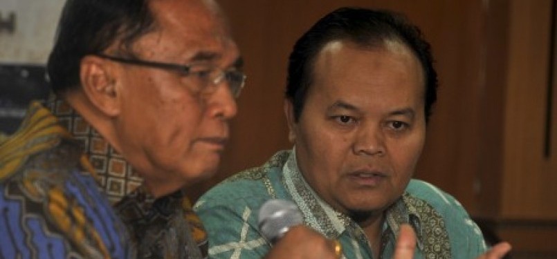 Hidayat Nur Wahid (kanan) menyimak pernyataan Wakil Ketua BKSAP, Sidarto Danusubroto.