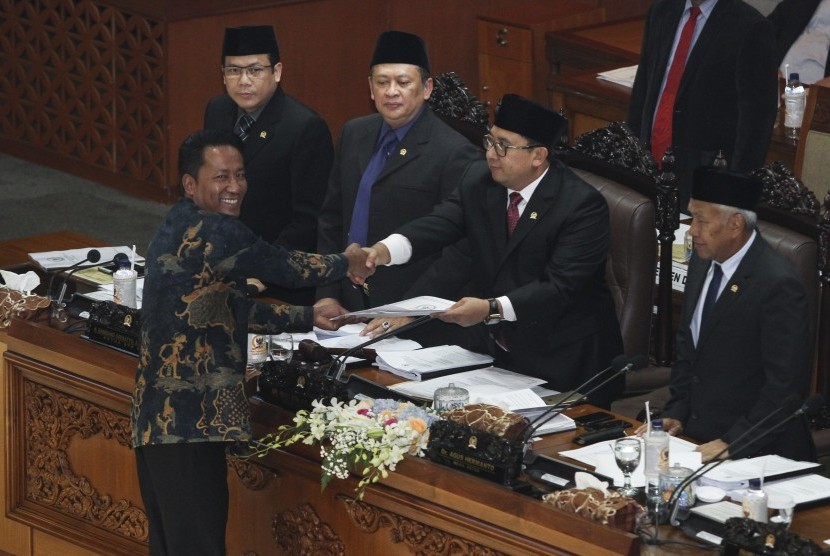 Ketua Badan Legislasi (Baleg) DPR Supratman Andi Agtas (kiri) menyerahkan berkas pembahasan revisi UU MD3 kepada Wakil Ketua DPR Fadli Zon pada Rapat Paripurna DPR di Kompleks Parlemen, Senayan, Jakarta, Senin (12/2). 