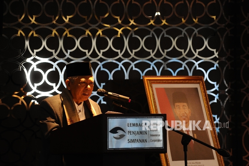 Ketua Badan Pelaksana Harian Dewan Syariah Nasional (DSN) Majelis Ulama Indonesia (MUI) Ma'ruf Amin berikan sambutan saat melakukan penandatanganan menandatangani Nota Kesepahaman di kantor LPS, Jakarta (3\3).