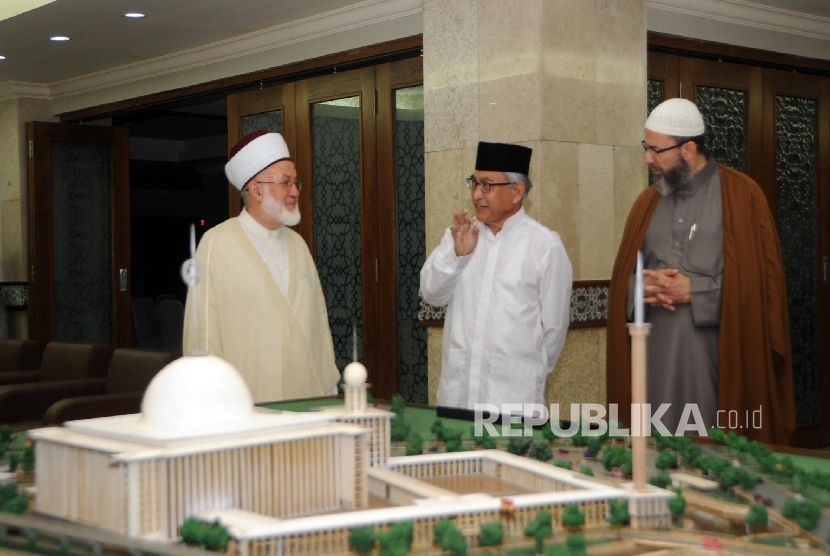 Ketua Badan Pelaksana Pengelola Masjid (BP2M) Istiqlal Muhammad Muzamil Basyuni  (kedua kanan) berbincang dengan Rektor Universitas Lebanon Syekh Abdel Nasser (kiri) di Masjid Istiqlal Jakarta, Jumat (25/3). (Republika/Darmawan)