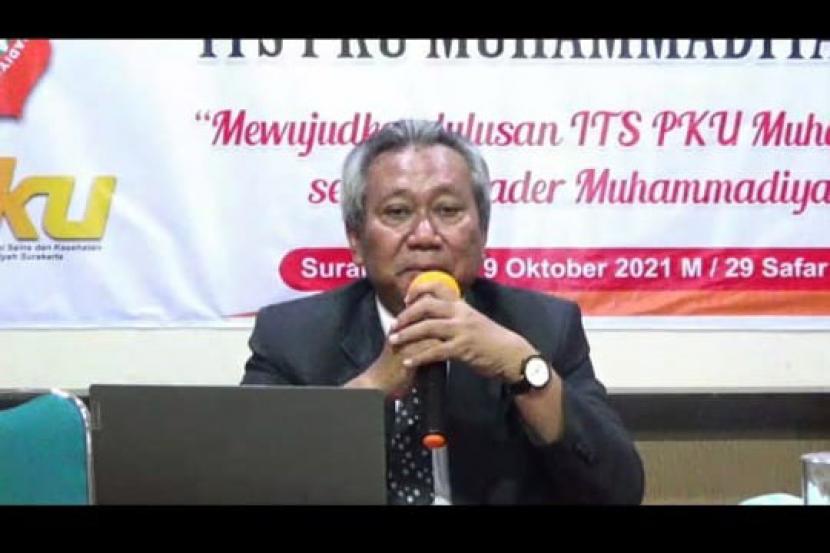 Ketua Badan Pembina Harian (BPH) ITS PKU Muhammadiyah Surakarta, Sofyan Anif, saat memberika materi tentang penguatan ideologi Muhammadiyah kepada peserta Baitul Arqom Purna Studi ITS PKU Muhammadiyah, secara daring pada Rabu (6/10).