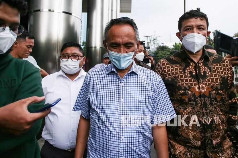 Ketua Badan Pemenangan Pemilu (Bappilu) DPP Partai Demokrat, Andi Arief berjalan meninggalkan gedung Komisi Pemberantasan Korupsi (KPK) usai menjalani pemeriksaan di Jakarta, Senin (11/4/2022). 