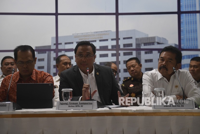 Ketua Badan Pemeriksa Keuangan (BPK) Agung Firman Sampurna (tengah), Wakil Ketua Agus Joko Pramono (kiri) dan Jaksa Agung Burhanuddin (kedua kanan) menyampaikan keterangan pers tentang hasil pemeriksaan Asuransi Jiwasraya di Jakarta, Rabu (8/1/2020).