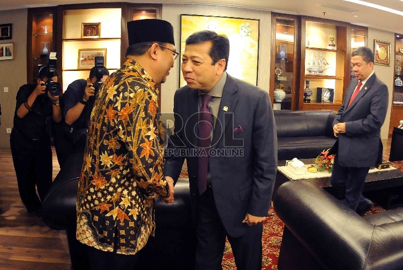 Ketua Badan Pemeriksa Keuangan (BPK) Harry Azhar Aziz (kiri) bersalaman dengan Ketua Dewan Perwakilan Rakyat (DPR) Setya Novanto (kanan) saat tiba untuk melakukan pertemuan di ruang pimpinan Gedung Nusantara III, Kompleks Parlemen Senayan, Jakarta Pusat, K