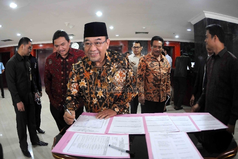 Ketua Badan Pemeriksa Keuangan (BPK) Harry Azhar Aziz saat tiba ruang pimpinan Gedung Nusantara III Kompleks Parlemen Senayan, Jakarta Pusat, Kamis (28/5).