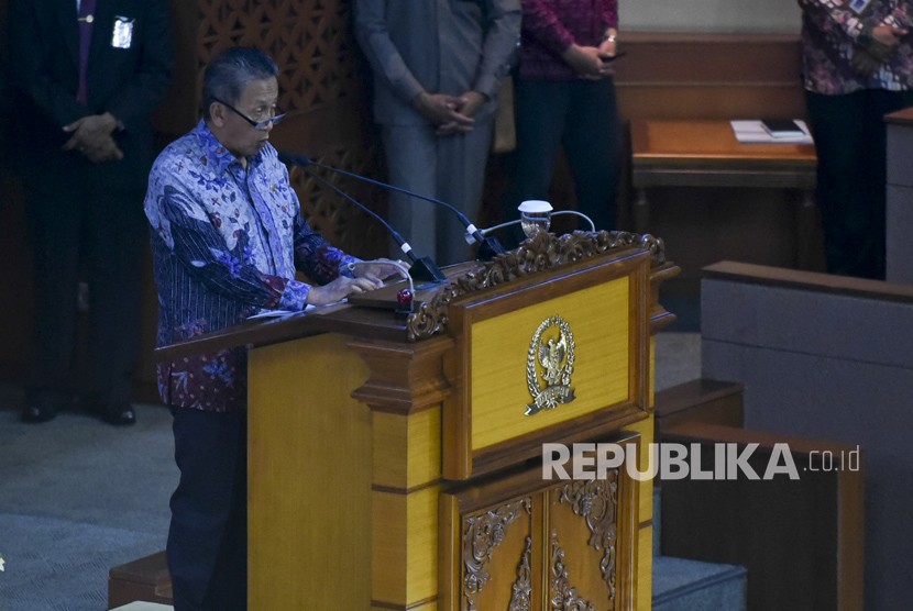 Ketua Badan Pemeriksa Keuangan (BPK) Moermahadi Soerja Djanegara menyampaikan laporan kepada DPR saat rapat paripurna di Kompleks Parlemen, Senayan, Jakarta, Selasa (3/4). 