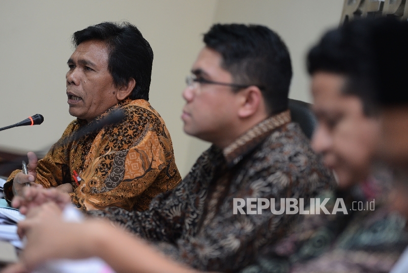 Ketua Badan Pengawas Pemilu (Bawaslu) Muhammad (kanan) bersama Anggota Komisi II DPR RI Arteria Dahlan (tengah), dan Pimpinan Bawaslu Nelson Simanjuntak (kiri) memberikan pemaparan saat menggelar diskusi bersama media di Gedung Bawaslu, Jakarta, Jumat (28/