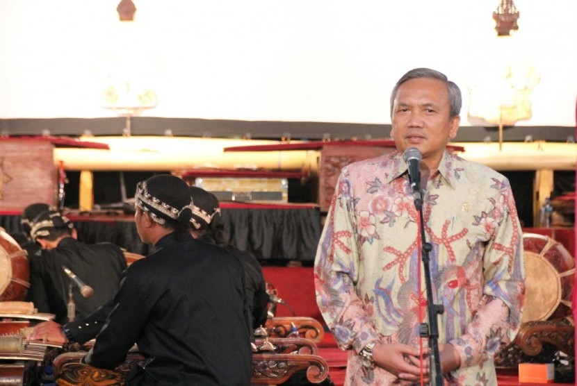 Ketua Badan Pengkajian MPR Bambang Sadono membuka pagelaran wayang spektakuler, kerja sama MPR dengan Universitas Negeri Semarang (Unnes) Kamis (29/3). 