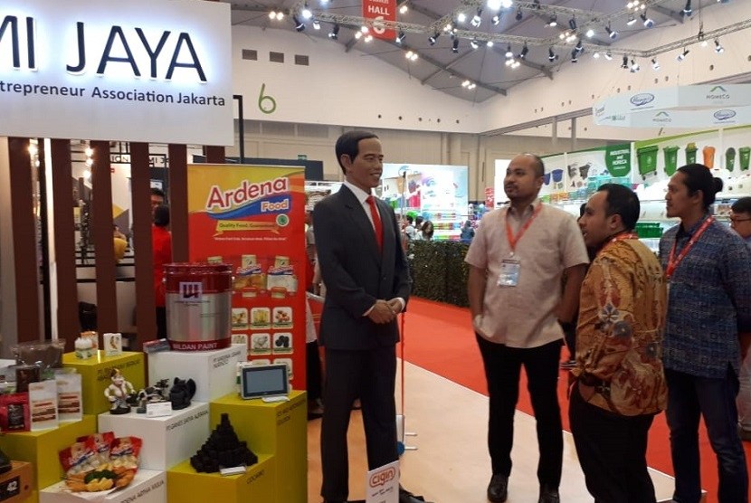 Ketua Badan Pengurus Daerah HIPMI Jaya, Afifuddin Suhaeli Kalla (kiri) meninjau booth Hipmi Jaya di ajang Trade Expo Indonesia (TEI) 2019.