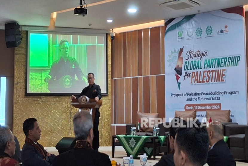 Ketua Badan Pengurus LazisMu PP Muhammadiyah Ahmad Imam Mujadid Rais memberikan sambutan dalam acara dialog Prospect of Palestine Peacebuilding Program and the Future of Gaza di Gedung Dakwah Pimpinan Pusat Muhammadiyah, Jakarta, Senin (16/12/2024).