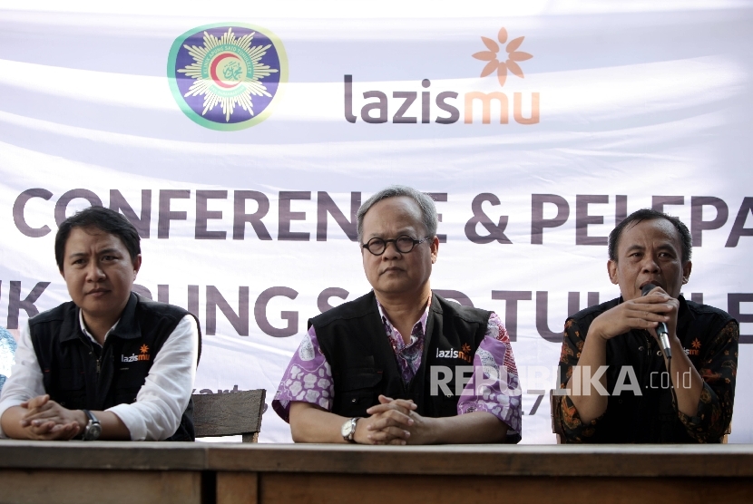 Ketua Badan Pengurus Pimpinan Pusat Lazismu Hilman Latief (kiri), bersama Ketua Pimpinan Pusat Muhammadiyah Hajriyanto Y Tohari (tengah), dan Plt Dirut Lazismu Joko Intarto (kanan) memberikan keterangan pers  (Ilustrasi)
