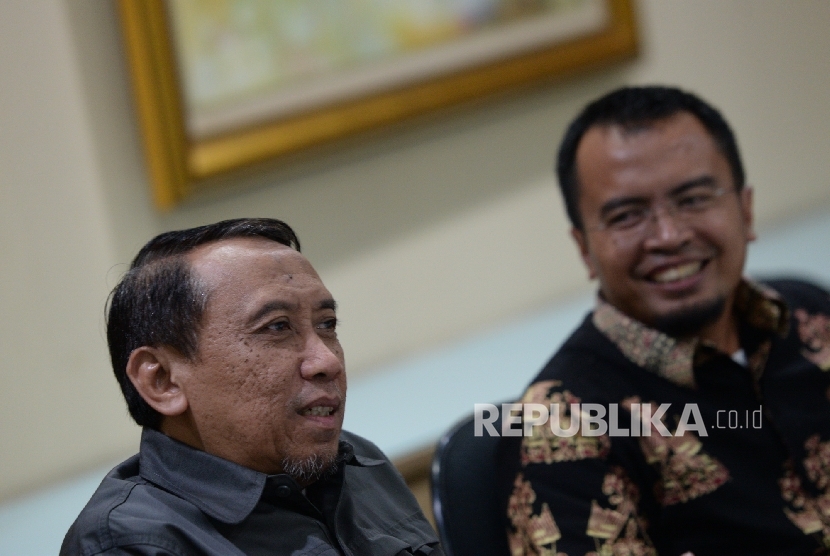 Ketua Badan Pengurus Yayasan Baitul Maal (YBM) BRI Tri Wintarto (kiri) bersama GM Badan Pelaksana YBM BRI Dwi Iqbal Noviawan saat silaturahim ke kantor Republika, Jakarta, Kamis (2/2).