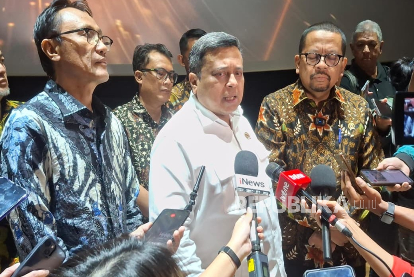 Ketua Badan Penyelenggara Jaminan Produk Halal (BPJPH) Ahmad Haikal Hasan atau Babe Haikal dan Kepala Kantor Staf Presiden (KSP), Muhammad Qodari di Jakarta, Jumat (21/11/2025).