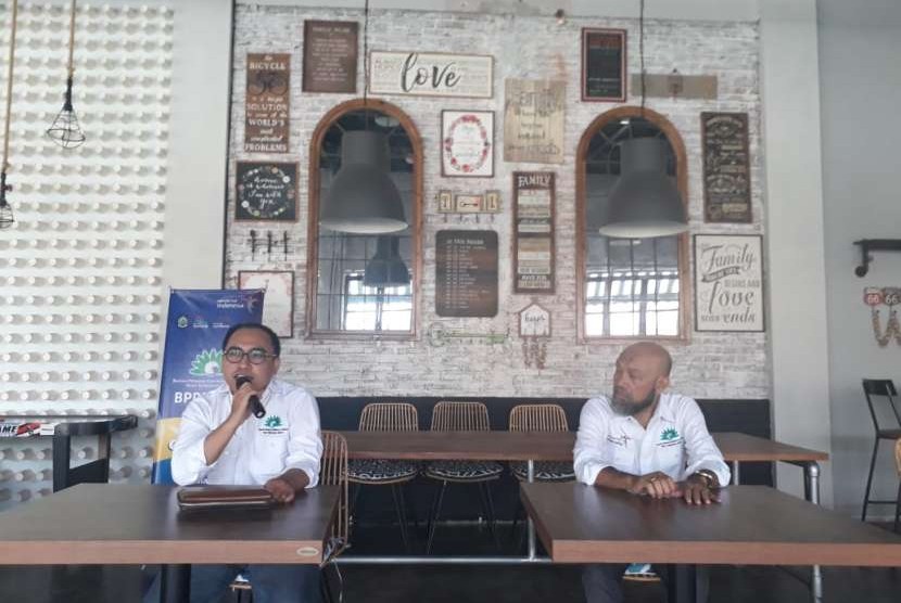 Ketua Badan Promosi Pariwisata Daerah (BPPD) Nusa Tenggara Barat (NTB) Fauzan Zakaria (kiri) dan Direktur Eksekutif BPPD NTB Fahrurrozi Gafar (kanan) di Resto Dapoer Sasak, Jalan Udayana, Mataram, NTB, Sabtu (13/10).