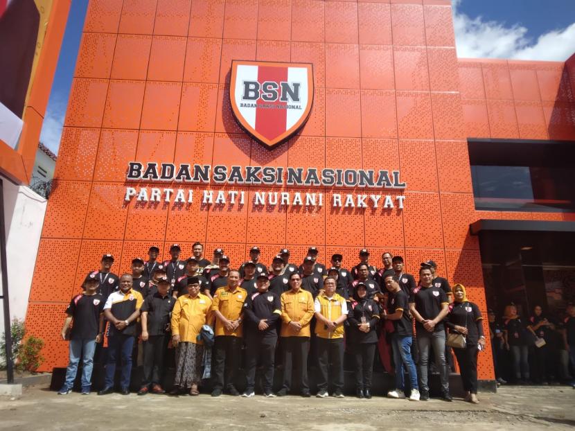 Ketua Badan Saksi Nasional (BSN) Partai Hanura Benny Rhamdani meresmikan kantor BSN di Jl Cokroaminoto, Menteng, Jakarta Selatan, Sabtu (20/1/2024).