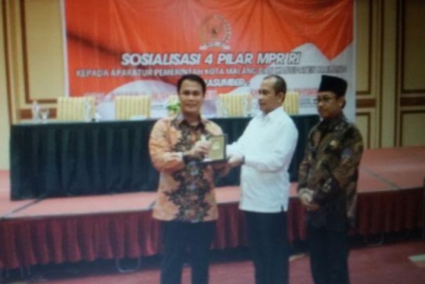 Ketua Badan Sosialisasi MPR Ahmad Basarah, Menteri Desa Marwan Jaffar dan Waki Kota Malang Sutiaji saat membuka sosialisasi empat pilar. 