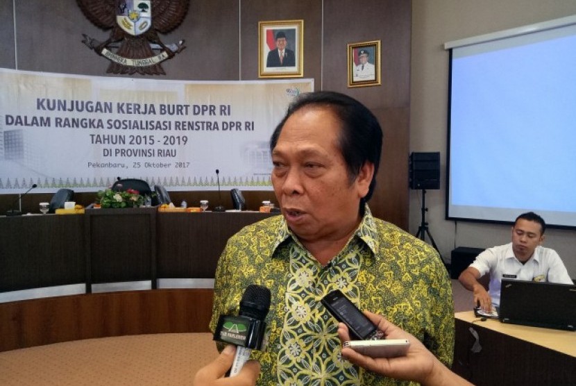 Ketua Badan Urusan Rumah Tangga  (BURT) DPR Anton Sihombing usai mendengarkan masukan dari Pemerintah  Provinsi Riau dan Akademisi, terkait sosialisasi Renstra DPR 2014 -  2019.