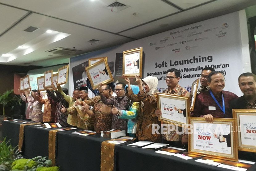 Ketua Badan Wakaf Indonesia (BWI) M Nuh dan Founder ESQ Ary Ginanjar Agustian dalam acara launching Wakaf Investasi Selamanya (WIS) dan gerakan Indonesia Menulis Al-Quran (IMA) di Menara 165, Jakarta Selatan, Rabu (10/1).