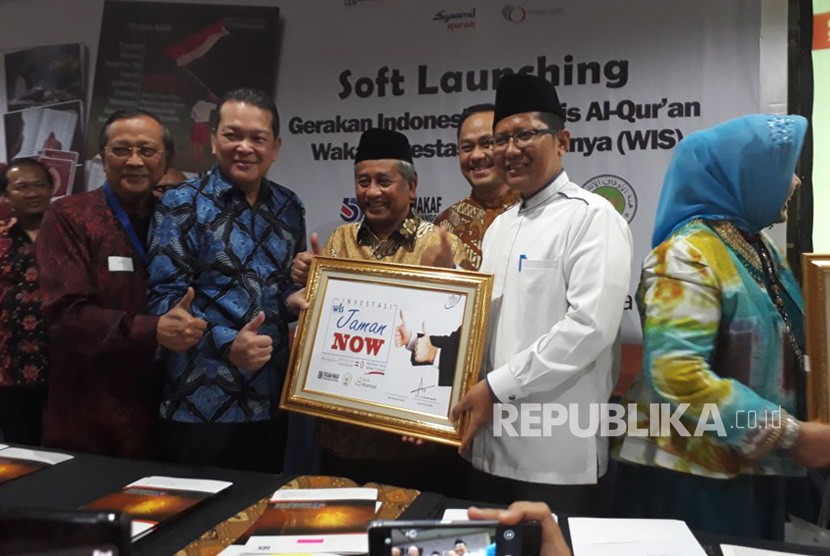 Ketua Badan Wakaf Indonesia (BWI) M Nuh dan Founder ESQ Ary Ginanjar Agustian dalam acara launching Wakaf Investasi Selamanya (WIS) dan gerakan Indonesia Menulis Al-Quran (IMA) di Menara 165, Jakarta Selatan, Rabu (10/1).