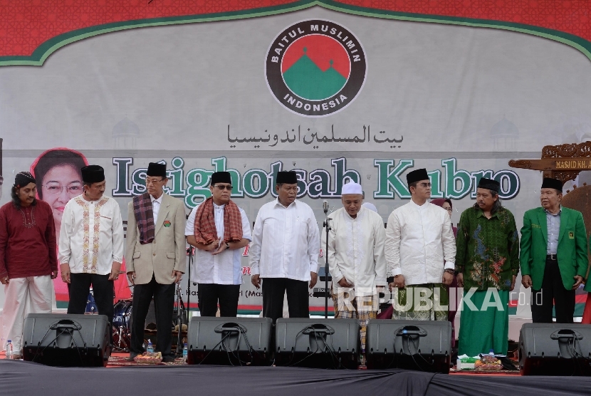 Ketua Bamusi Hamqa Haq (keiga kiri), Ketua PBNU Marsudi Syuhud (tengah), Wasekjen PDI Perjuangan Achmad Basarah (empat kiri), beserta ulama menggelar Istighotsah Qubro di halaman Masjid Raya KH Hasyim Asy'ari, Jakarta, Sabtu (15/4). 