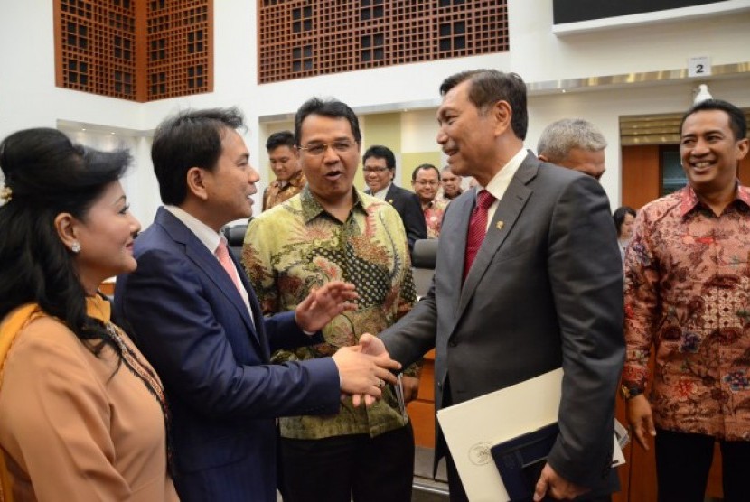 Ketua Banggar DPR berjabat tangan dengan Menko Kemaritiman Luhut Binsar Panjaitan di DPR RI, Senin (10/7)