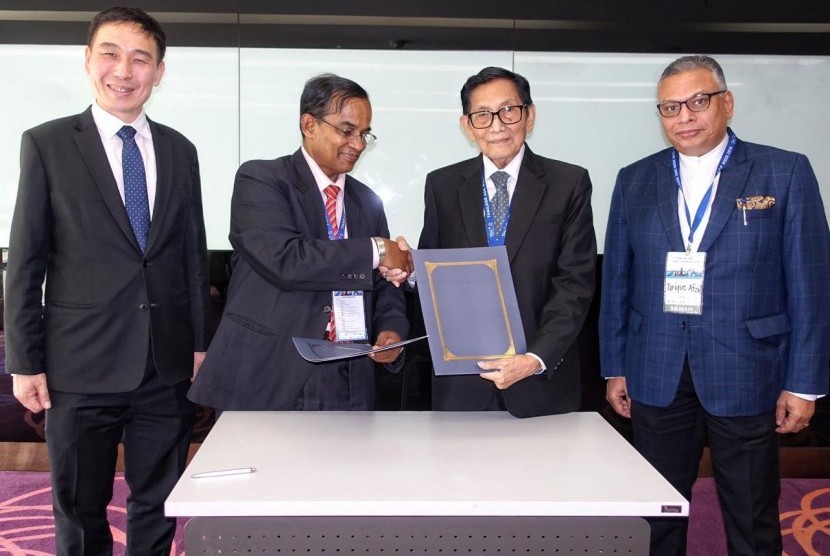 Ketua BANI M. Husseyn Umar (kedua kanan) menyepakati Memorandum Kerjasama antara BANI dan Bangladesh International Arbitration Center (BIAC) dalam konferensi di Bangkok, Thailand, Selasa (21/5).