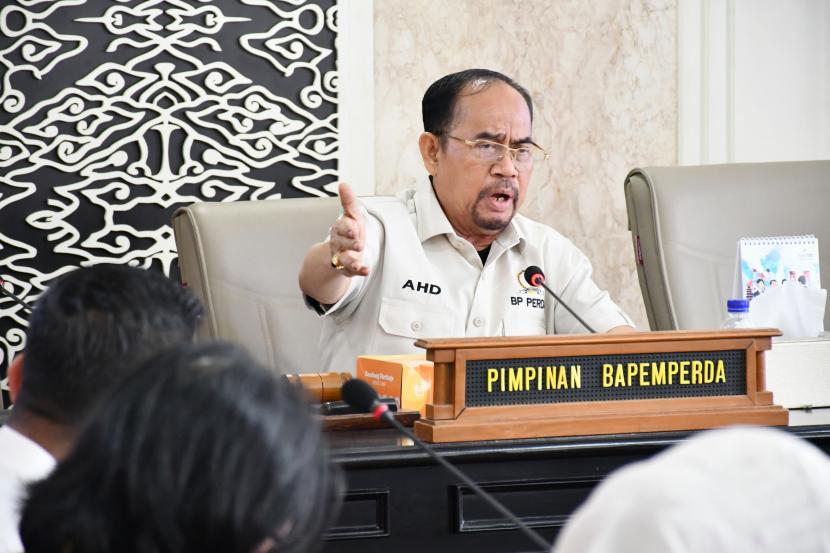 Ketua Bapemperda DPRD Jawa Barat Achdar Sudrajat memimpin rapat kerja pembahasan usulan dan prakarsa Raperda untuk Propemda 2024 di ruang Badan Musyawarah (Banmus) Dewan Perwakilan Rakyat Daerah Jabar.