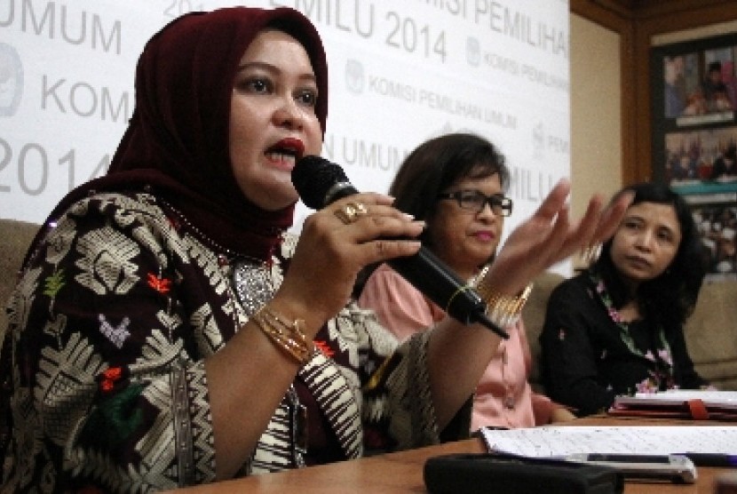 Ketua Bappilu DPP PPP Fernita Darwis (kiri), Bendahara PDP dan Caleg PAN Noviantika Nasution (tengah), dan Komisioner KPU Ida Budhiarti