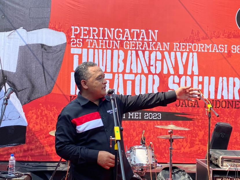 Ketua Barikade 98, Benny Rhamdani saat menyampaikan orasi orasinya dalam Peringatan 25 Tahun Gerakan Reformasi 1998, di kawasan Cikini, Jakarta Pusat, Ahad (21/5/2023).