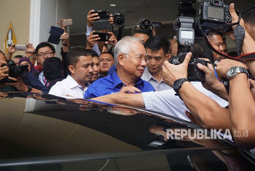 Ketua Barisan Nasional (BN) Dato Seri Najib Razak dikerubuti wartawan seusai melakukan jumpa pers mengenai hasil Pemilihan Umum Ke-14 yang dimenangkan Koalisi Pakatan Harapan (PH), di Gedung PWTC, Kuala Lumpur, Malaysia, Kamis (10/5). 