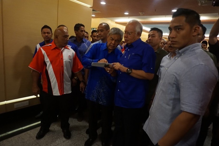 Ketua Barisan Nasional (BN) Dato Seri Najib Razak (ketiga kanan) berjalan bersama Wakil Dato Seri Dr Ahmad Zahid Hamidi (keempat kanan) di sela-sela jumpa pers mengenai hasil Pemilihan Umum Ke-14 yang dimenangkan Koalisi Pakatan Harapan (PH), di Gedung PWTC, Kuala Lumpur, Malaysia, Kamis (10/5). 