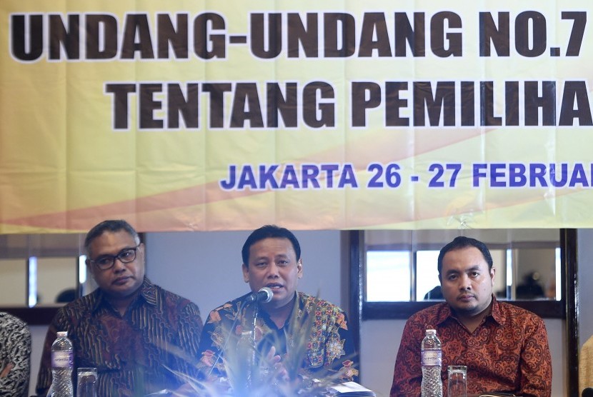 Ketua Bawaslu Abhan (tengah) didampingi Komisioner KPI Hardly Stefano (kiri) dan Anggota Bawaslu Mochammad Afifuddin menjadi narasumber dalam pengarahan dalam Sosialisasi Pengaturan Kampanye Pemilihan Umum 2019 Berdasarkan UU no 7 tahun 2017 tentang Pemilihan Umum di Jakarta, Senin (26/2). 