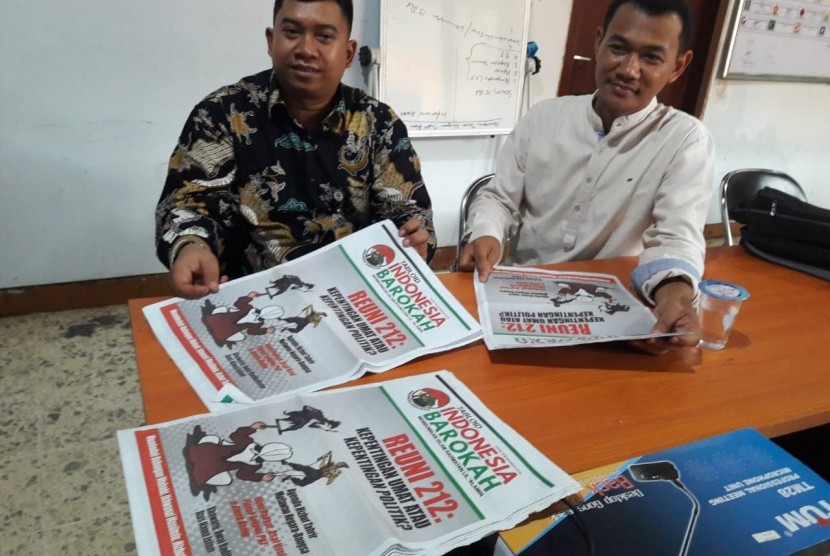 Ketua Bawaslu Indramayu, Nurhadi  (kiri) menunjukkan tabloid Indonesia Barokah, di ruang kerjanya, Kamis (24/1). Tabloid itu ditemukan di sejumlah kecamatan di Kabupaten Indramayu.