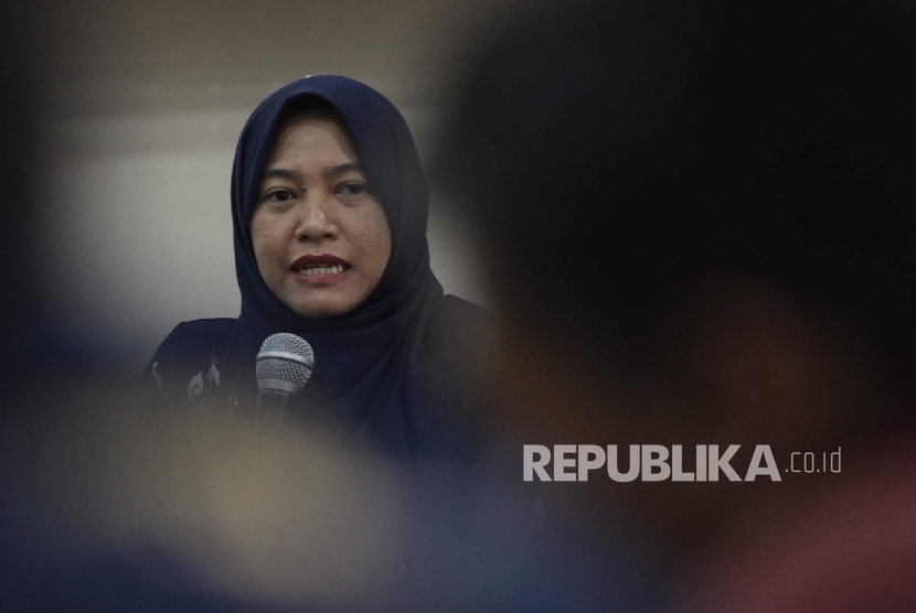 Ketua Bawaslu Jakarta Mimah Susanti menjawab pertanyaan wartawan saat rilis hasil rekapitulasi pelanggaran Pilgub DKI Jakarta di Jakarta Pusat, Jumat (6/1).
