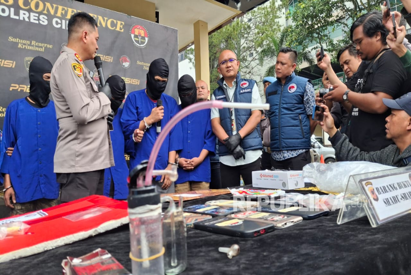 Ketua Bawaslu KBB Riza Nasrul Falah Sopandi (memegang microphone) Diharikan dalam Konferensi Pers di Mapolres Cimahi pada Jumat (7/3/2025). Dia Bersama Kedua Temannya Ditangkap Polisi karena Mengkonsumsi Narkoba Jenis Sabu.