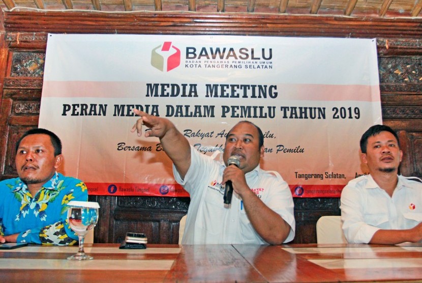 Ketua Bawaslu Kota Tangerang Selatan Muhammad Acep (tengah) didampingi Divisi Pengawasan Slamet (kiri) dan Divisi Penindakan Ahmad Jazuli,.