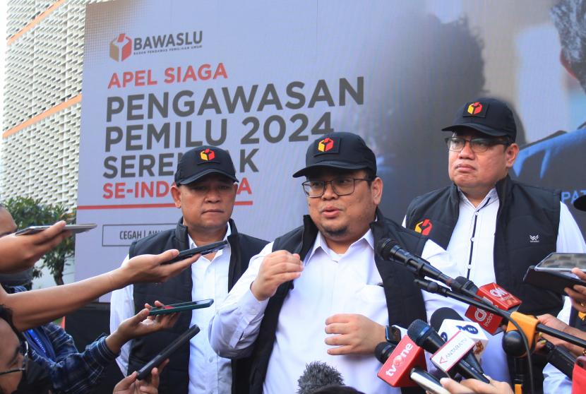 Ketua Bawaslu Rahmat Bagja (tengah).