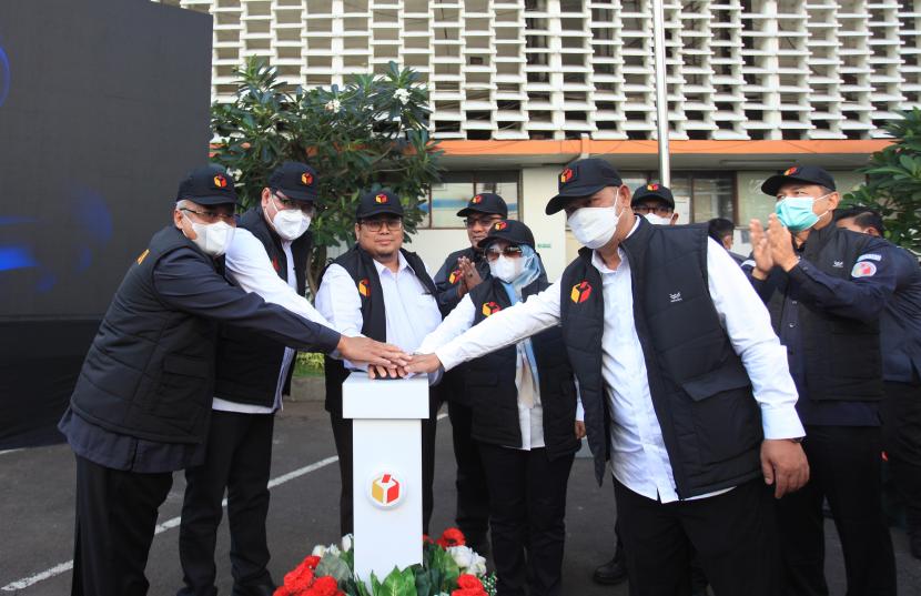 Ketua Bawaslu Rahmat Bagja (tengah) didampingi Sekjen Bawaslu Gunawan Suswantoro (kiri), anggota Bawaslu Herwyn JH Malonda (kedua kiri), Lolly Suhenty (kedua kanan), dan Totok Hariyono (kanan) menekan tombol saat seremoni apel siaga pengawasan Pemilu 2024 serentak se-Indonesia di Jakarta, Selasa (14/6/2022). Kegiatan tersebut dilakukan dalam rangka pemantapan kesiapan jajaran pengawas pemilu menghadapi pelaksanaan setiap tahapan Pemilu 2024. 