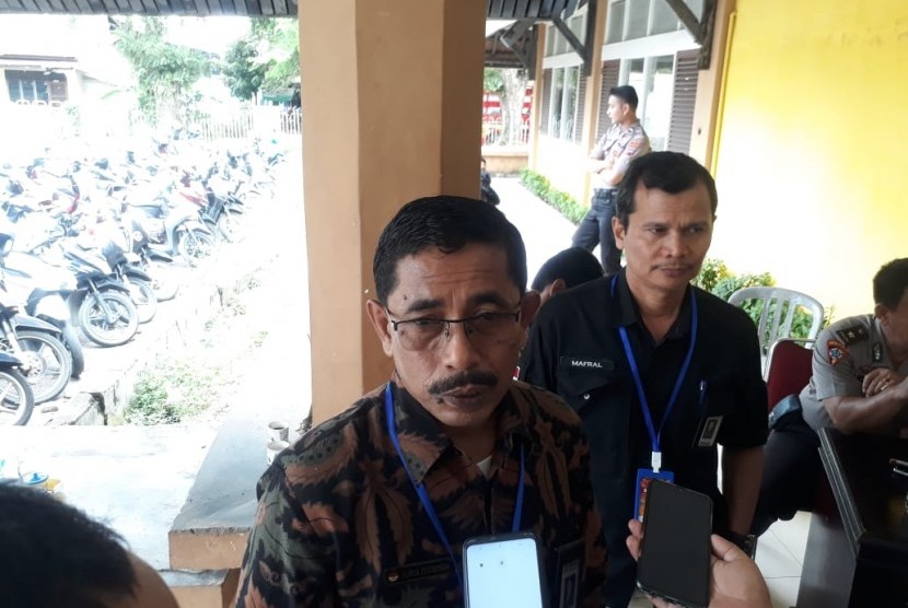 Ketua Bawaslu Sumatera Barat Surya Efitrimen|.