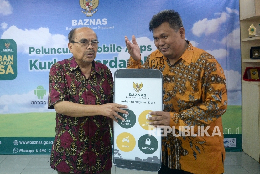 Ketua BAZNAS Bambang Sudibyo dan Direktur BAZNAS M Arifin Purwakananta berbincang saat acara peluncuran Mobile Apps Kurban Berdayakan Desa di Kantor BAZNAS, Jakarta, Senin (21/8).